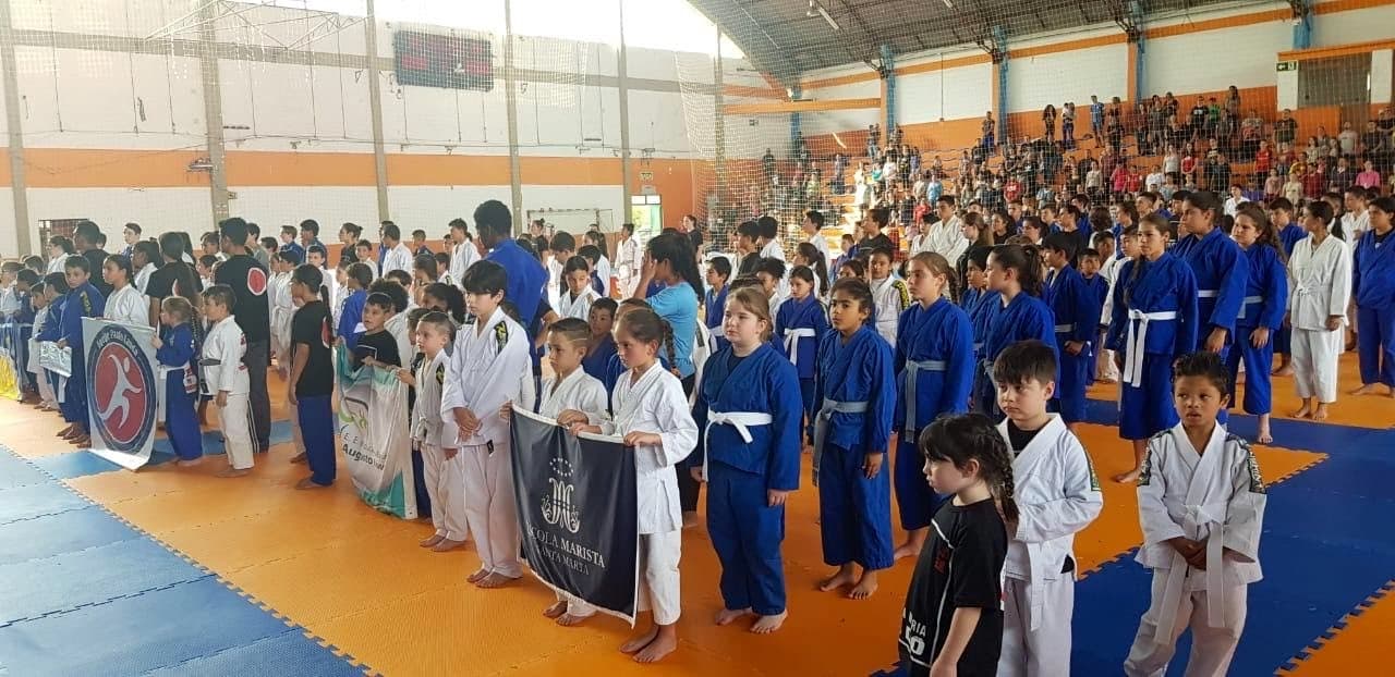 Desfile das equipes na abertura