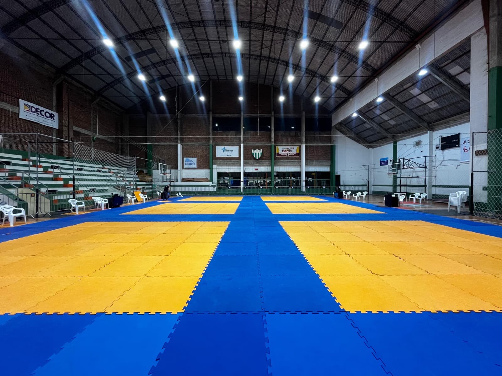 Ginásio com as áreas de competição montadas